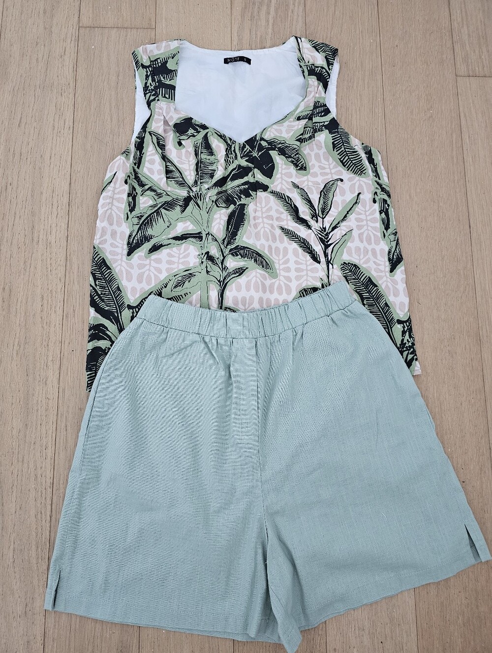 Tropical Leaf Print Sleeveless Top with Mint Shorts Motf, Elegant Size S